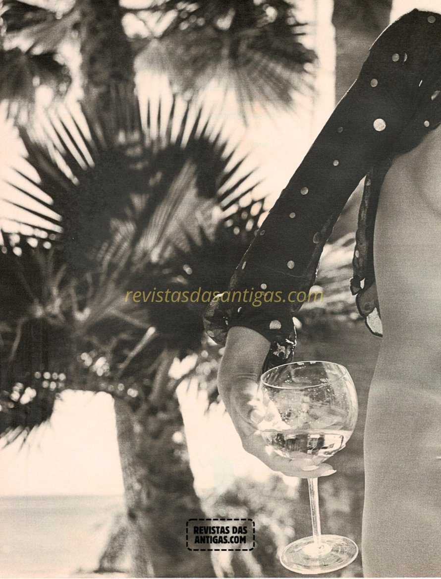 Feiticeira em Fotos Nuas restauradas da Playboy, sem censura